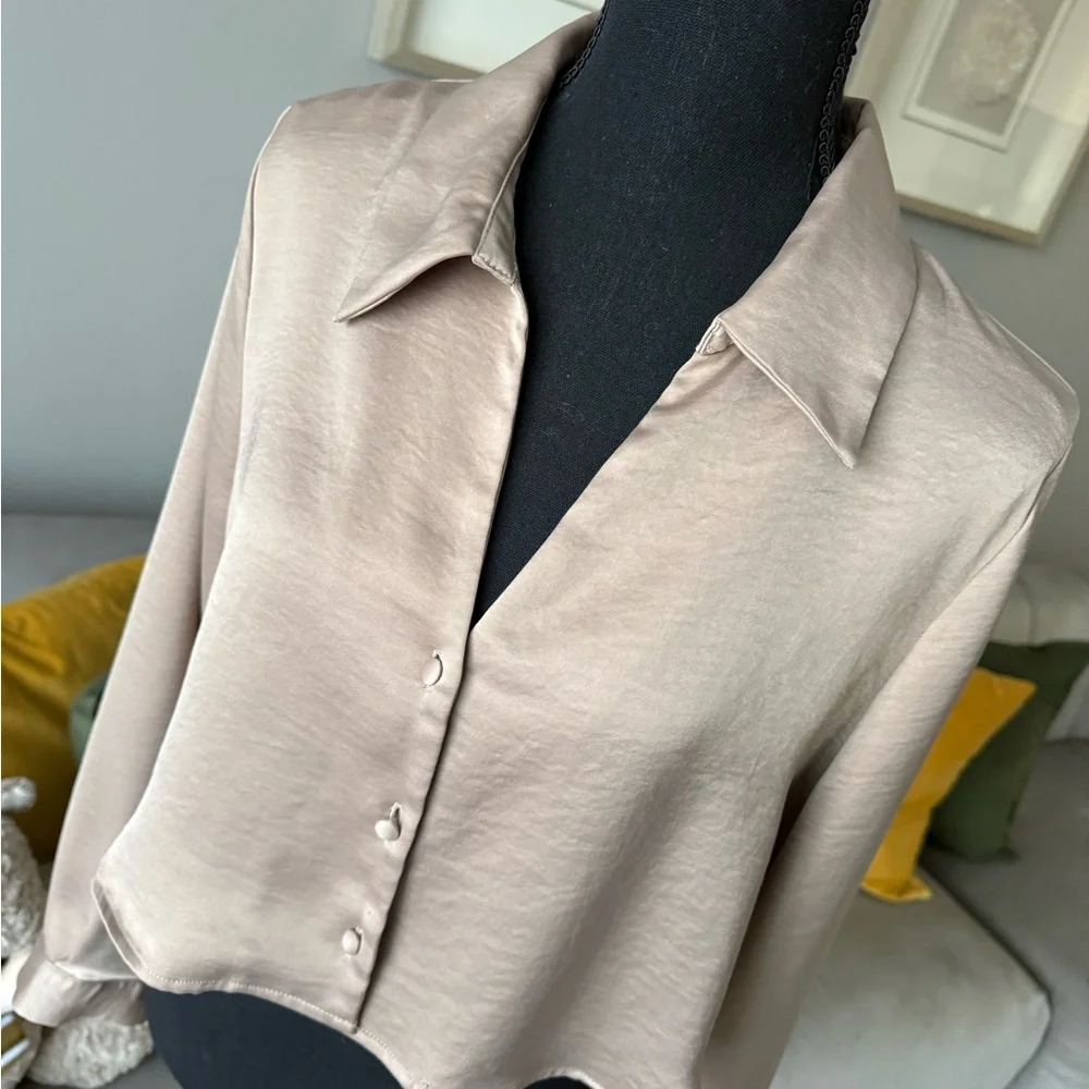 Zara Women's Beige Button-Down Shirt - Picture 3 of 5